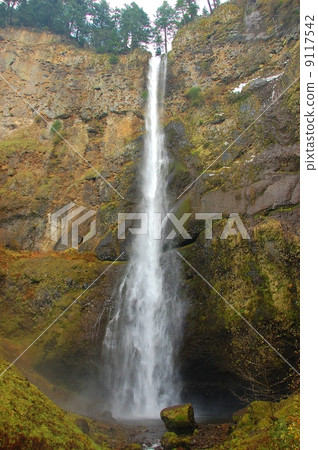 Waterfall of Maltonoma, Oregon, USA Multnomah falls Waterfall of Maltonoma, Oregon, USA Multnomah falls 9117542