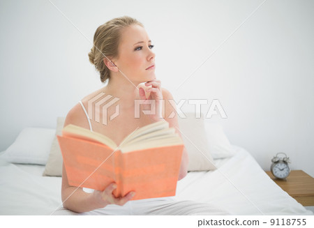 Natural thoughtful blond holding a book 9118755