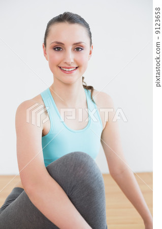 Portrait of a fit woman in fitness studio 9123658