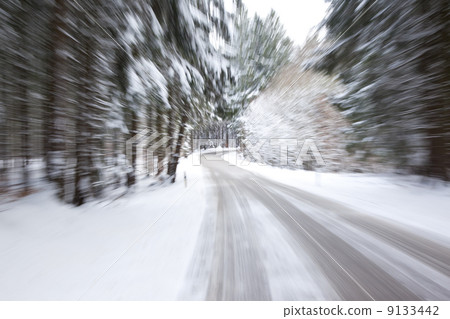 snowy road 9133442