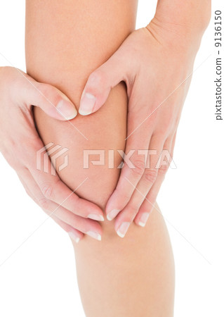 Close-up mid section of a young woman with knee pain 9136150