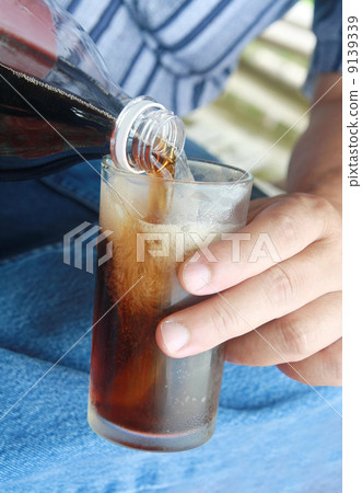 People drink cola 9139339