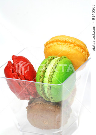 Colorful macaroons in glass Colorful macaroons in glass 9140565