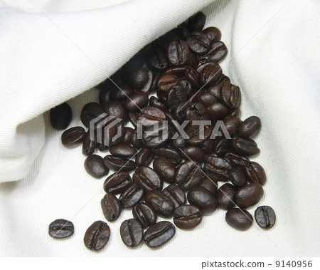 coffee beans on hemp bag 9140956