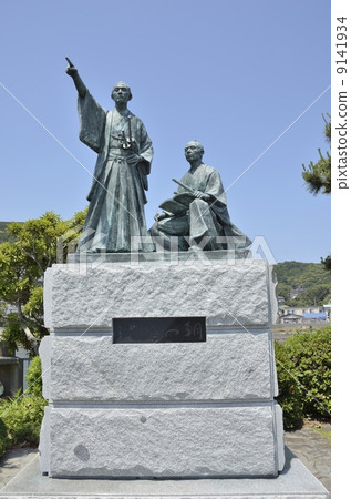 A bronze statue of Yoshida Matsuno and Shinkuke Kaneko · morning of the depression 9141934