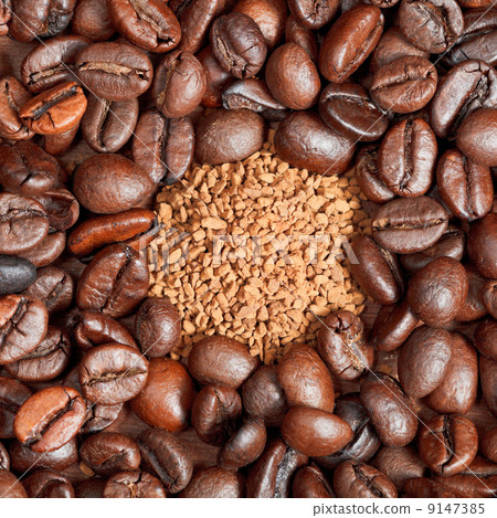 instant coffee and roasted beans close up 9147385