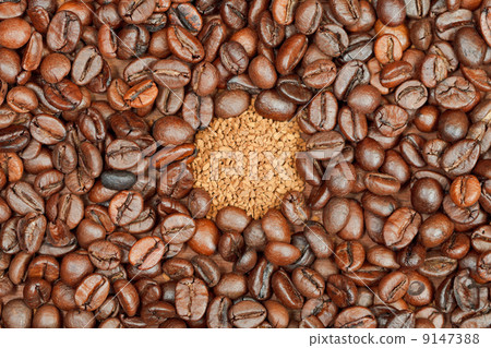 instant coffee and roasted beans close up 9147388