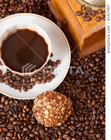 cup of coffee and roasted beans 9147467