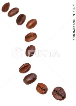 twisting line from roasted coffee beans 9147671