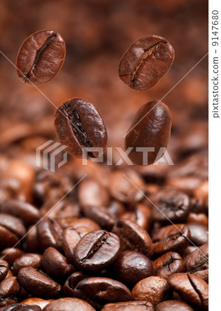 four falling beans and dark roasted coffee 9147680