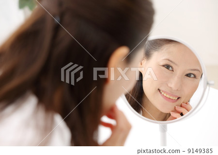 Woman looking in the mirror Woman looking in the mirror 9149385