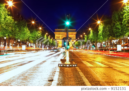 Evening on Champs-Elysees in front of Arc de Triomphe.Paris. Fra Evening on Champs-Elysees in front of Arc de Triomphe.Paris. Fra 9152131