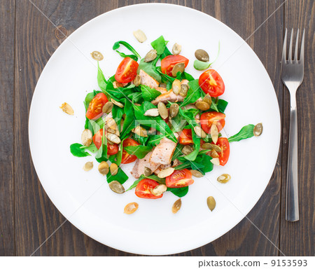 Salad with arugula, salmon and cherry tomato 9153593