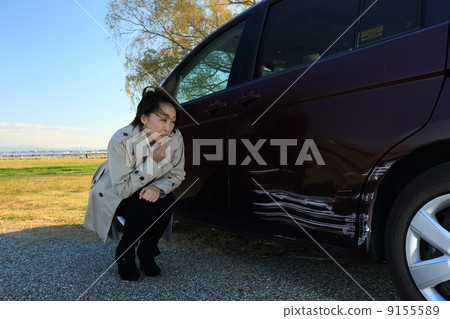 A woman hitting a car 9155589