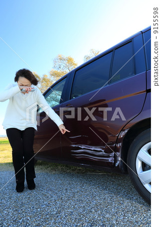 A woman hitting a car 9155598