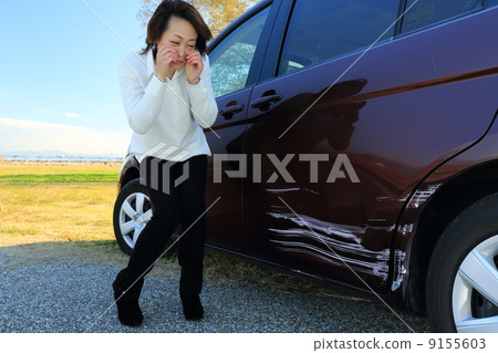 A woman hitting a car 9155603