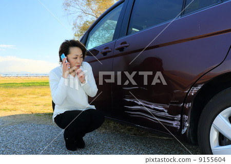 A woman hitting a car 9155604