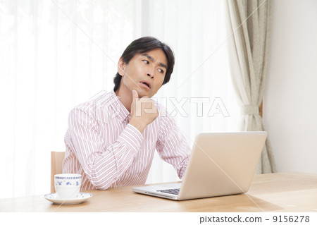 看計算機的一個人 看計算機的一個人 9156278