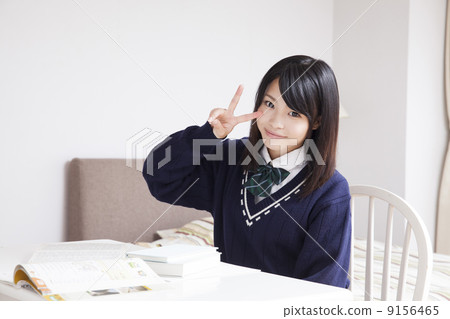 在家學習的高中女生 在家學習的高中女生 9156465