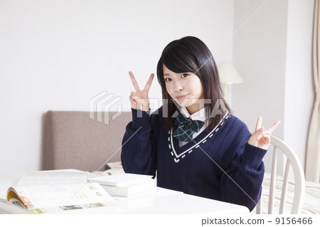 在家學習的高中女生 在家學習的高中女生 9156466