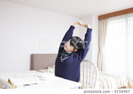 在家學習的高中女生 在家學習的高中女生 9156467