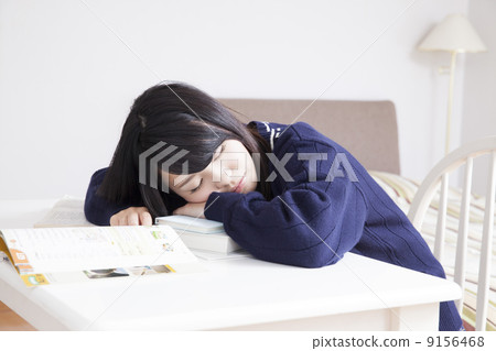 在家學習的高中女生 在家學習的高中女生 9156468