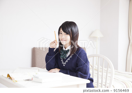 在家學習的高中女生 在家學習的高中女生 9156469