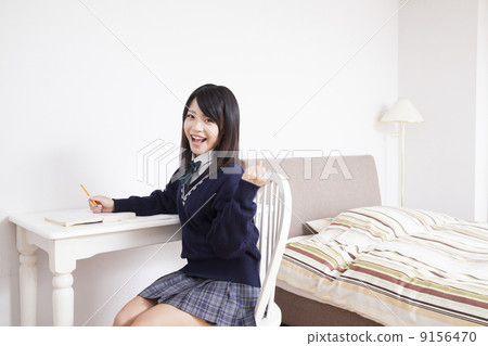 在家學習的高中女生 9156470