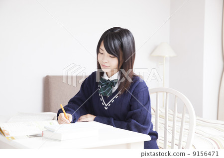 在家學習的高中女生 在家學習的高中女生 9156471