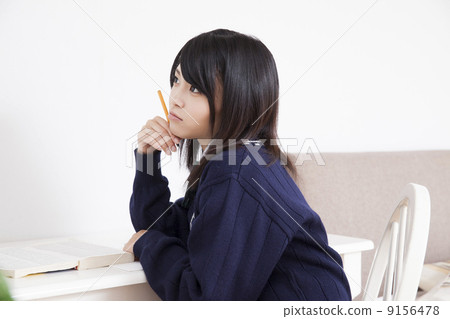 在家學習的高中女生 在家學習的高中女生 9156478