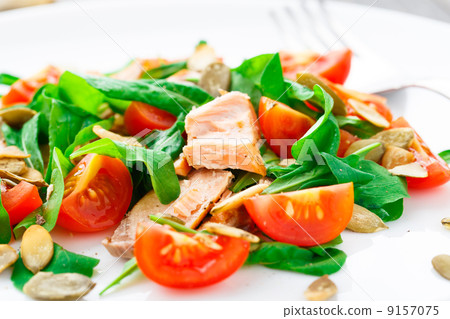 Salad with arugula, salmon and cherry tomato Salad with arugula, salmon and cherry tomato 9157075