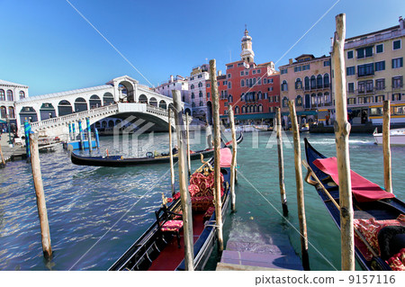 Venice, Rialto bridge and with gondola on Grand Canal, Italy 9157116