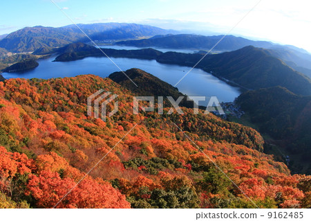 Lake Mikata Five Lakes in the late autumn 9162485