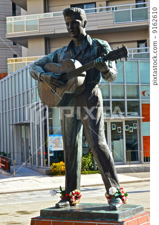 Bronze statue of Elvis Presley (Hyogo Prefecture Chuo-ku Kobe Ward Higashi Kawasaki Town) 9162610