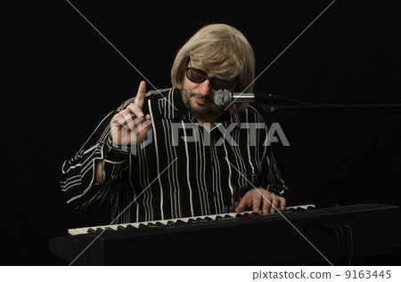 Musician shows gesture attention 9163445