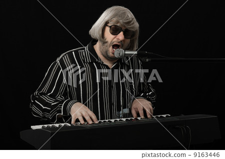 Pianist sings wide open mouth 9163446