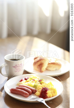 在柔和的一天的用餐室享用清淡的早餐 在柔和的一天的用餐室享用清淡的早餐 9163893