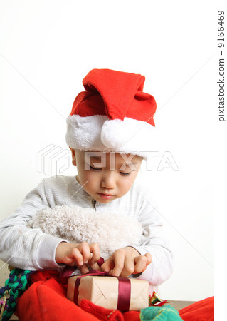 Child who can open Christmas gift 9166469