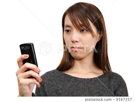 girl read sms on phone 9167357