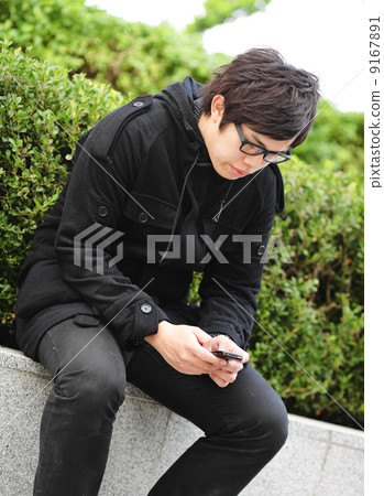 man sms on cell phone man sms on cell phone 9167891