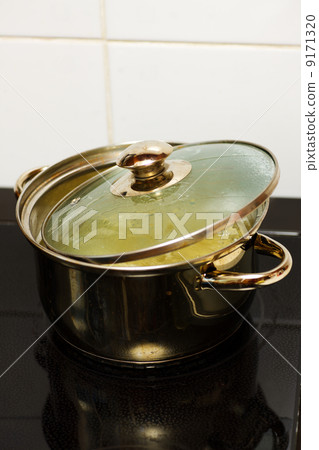 cooking pasta 9171320