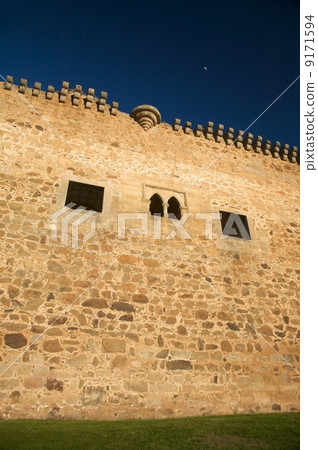 castle wall and moon 9171594