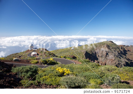 La Palma observatories over clouds 9171724