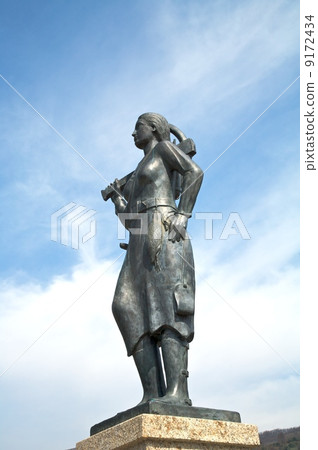 side huntress statue 9172434