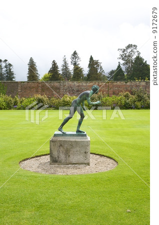 statue at the lawn 9172679
