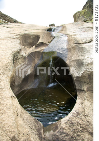 water falling on rock 9173735
