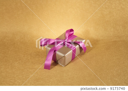 pink bow on silver gift box 9173740
