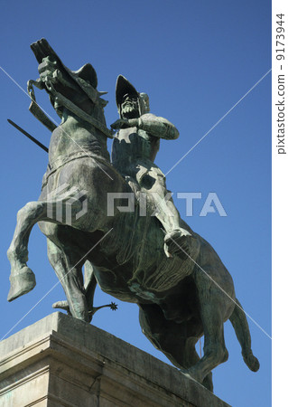 pizarro statue 9173944