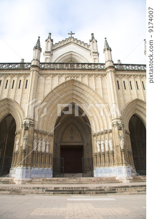door vitoria cathedral 9174007