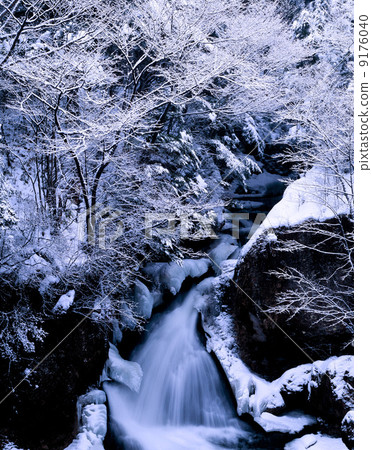 Tochigi prefecture · Okunikko Ryuu waterfall snow scene 9176040